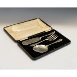 George V silver three piece cake serving set, Sheffield 1930, 8.5oz approx, cased Condition: