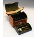 Early 20th Century leather jewellery box containing a small quantity of various jewellery Condition: