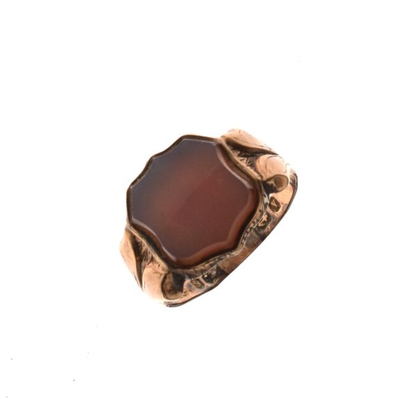 9ct gold hardstone set seal ring, size P Condition: