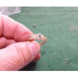 An antique gold memorial ring, weighing 2.9g.