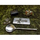 A sundry lot comprising a papier mache snuff box, Wades Dumbo figurine, Welsh cap badge,