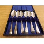 A set of 6 silver teaspoons in case, hallmarked Birmingham 1938, weighing 2.8 troy oz.