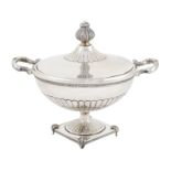 An 800 silver tureen with two handles Italy, 20th century 26,5x21,5 cm.