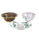 A polychromatic porcelain small plate and two bowls oriental manufacture, 20th century d. 18 cm.