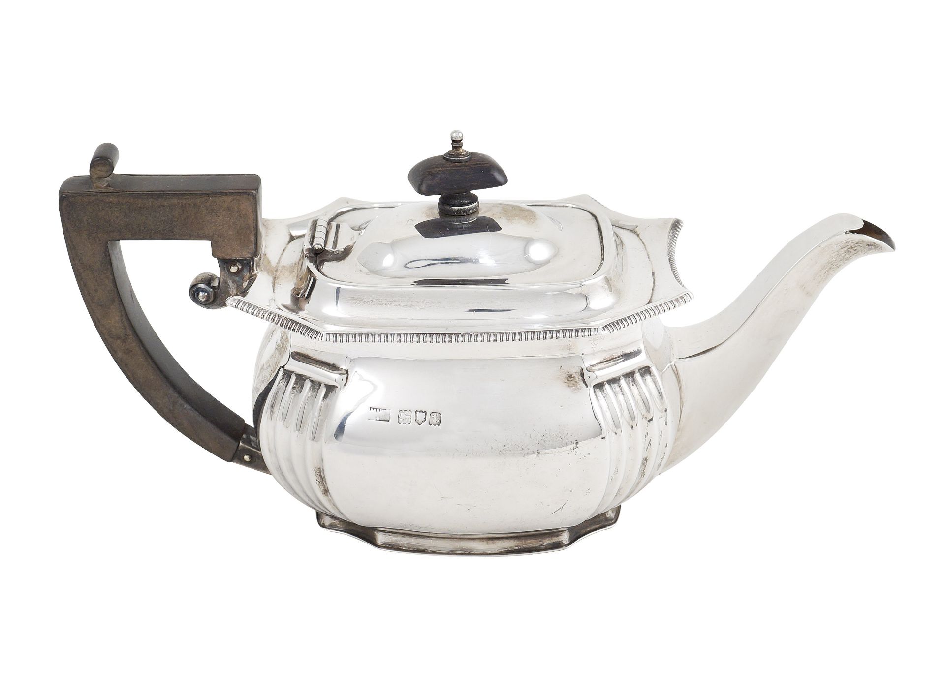 A silver teapot London, 1914 peso 400 gr.