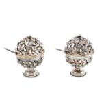 A pair of 925 silver saltcellars Italy, 20th century 11,5x8 cm.