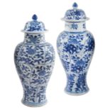 A pair of porcelain potiches, Kangxi dynasty China, 1662-1722 h. 23,5 cm.