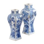 A pair of squared vases, kangxi dynasty China, 1662-1722 11,5 cm.