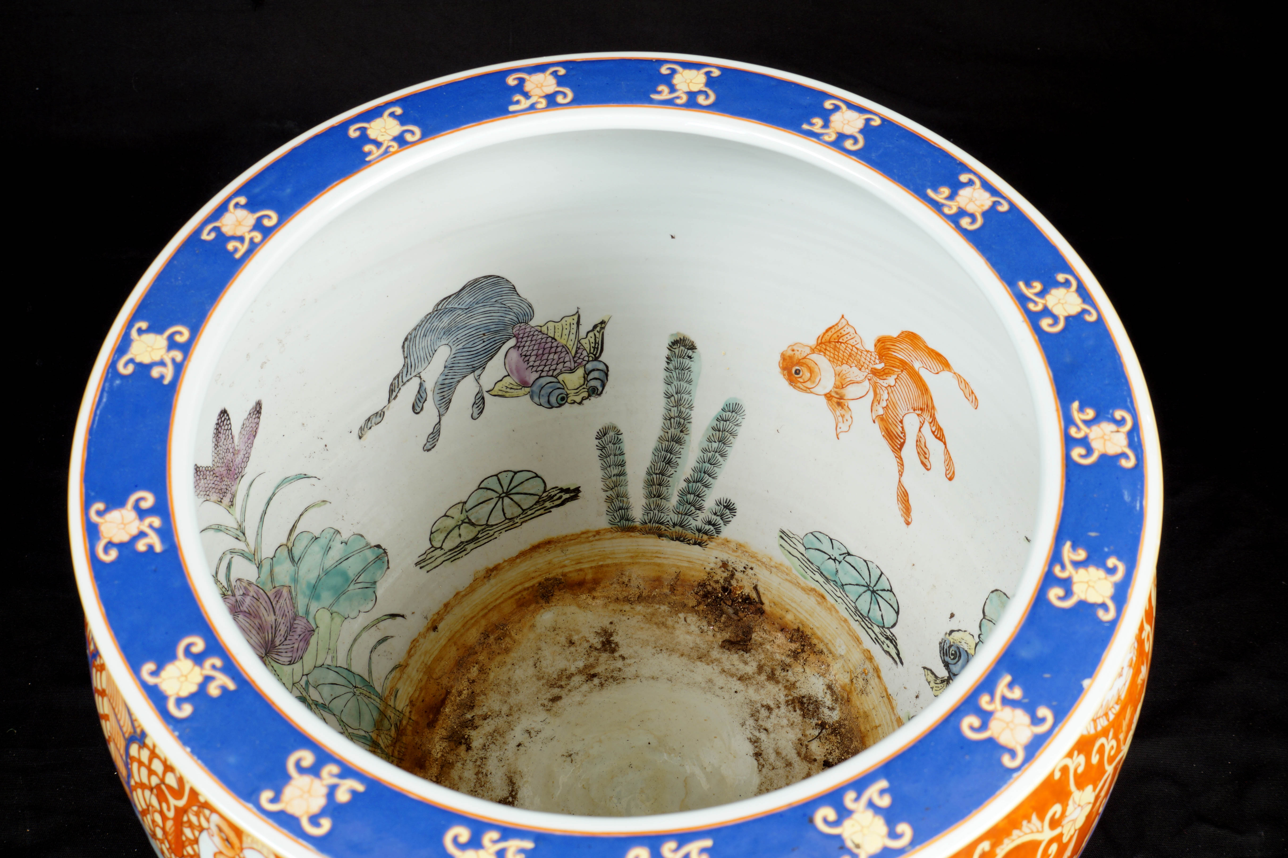 A polychromatic porcelain fish bowl China, antique manufacture 68x52 cm. - Image 4 of 5