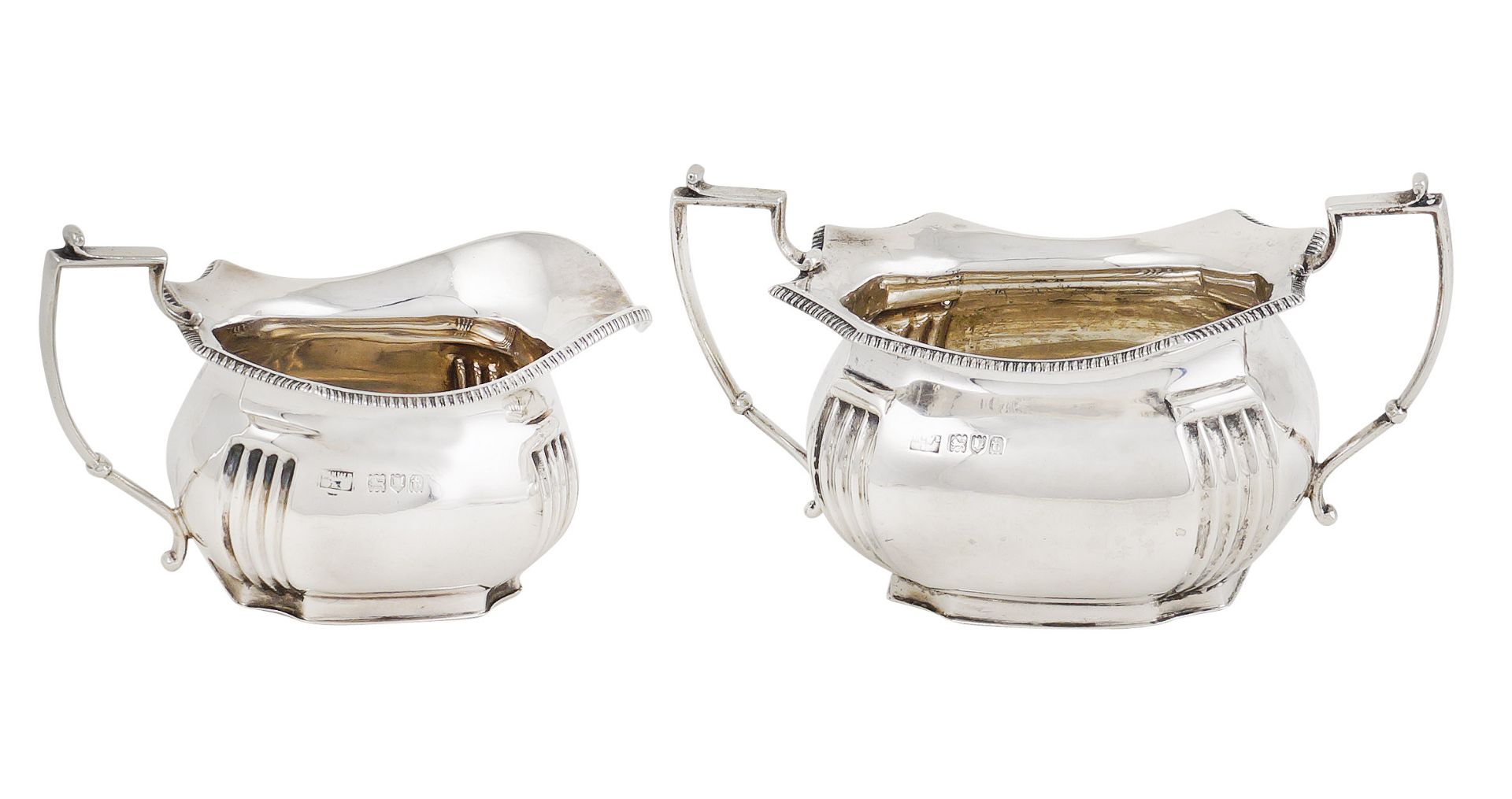 A silver sugar bowl and a milk jug London, 1914, silversmith Mappin & Webb h. 7 - 8 cm.