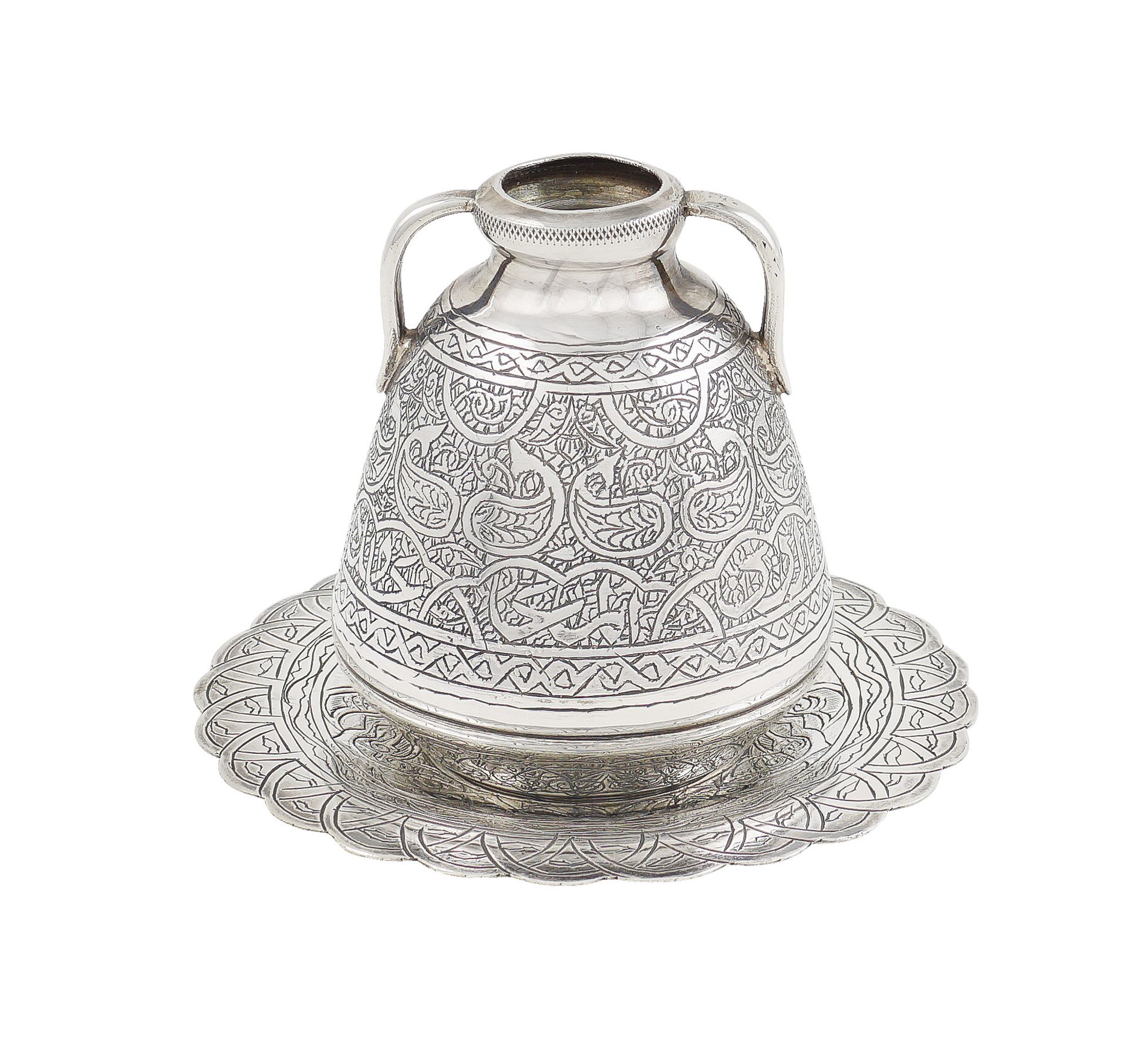 A silver little jar with its plate oriental manufacture, late 19th century peso 245 gr.