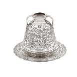 A silver little jar with its plate oriental manufacture, late 19th century peso 245 gr.