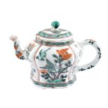 A porcelain teapot, Verde family China, 18th century 15x11,5 cm.