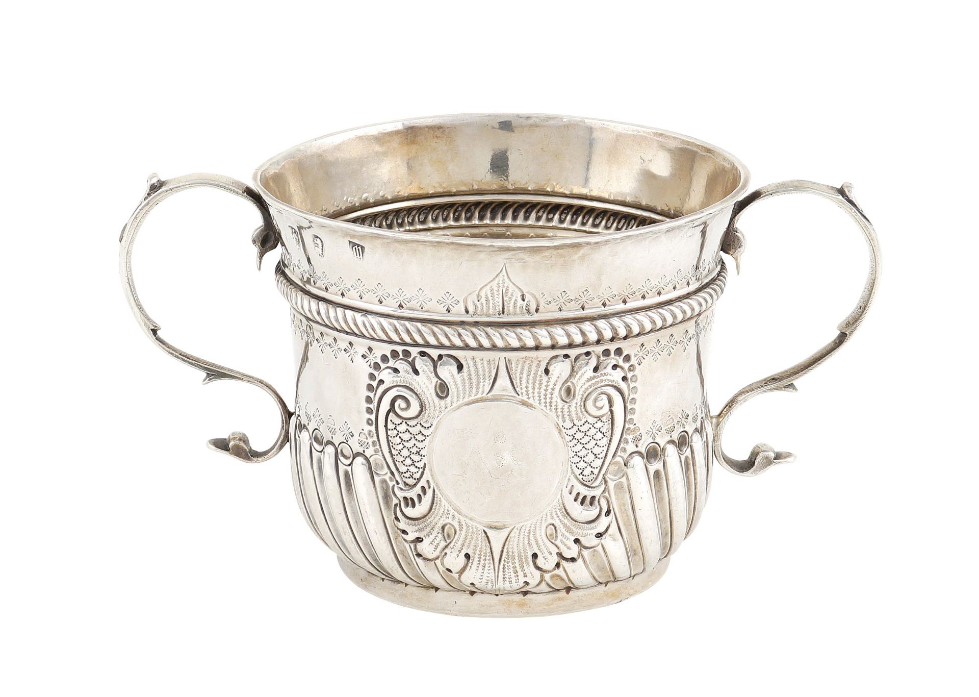 A silver porridge cup with two handles London, 1707 10x19 cm.