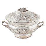 An important silver tureen Italy, 20th century peso 3510 gr.