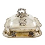 A silver tureen with its presentoire Italy, 20th century peso 3940 gr.