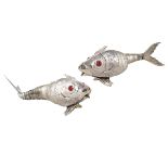 A pair of silver fishes Germany, 20th century peso 595 gr.