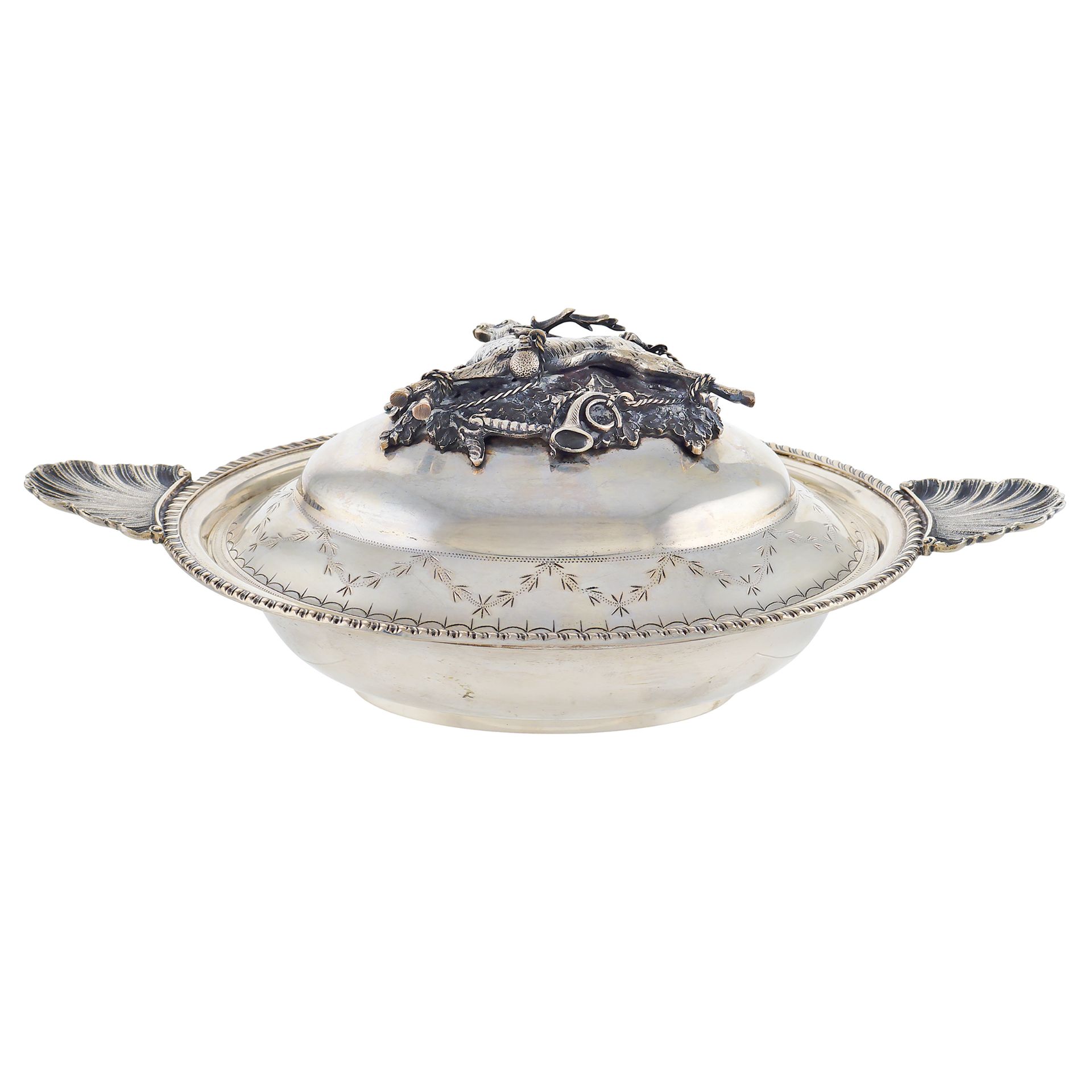 An oval silver tureen Italy, 20th century peso 1180 gr.