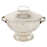 A silver tureen with two handles Italy, 20th century peso 1650 gr.