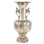 An important silver vase with two handles Italy, 20th century peso 2380 gr.