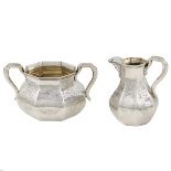 A silver coffeepot and sugar bowl London, 1845 peso 520 gr.