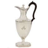 A silver coffeepot London, 1901 peso 701 gr.