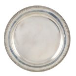 A circular silver tray Italy, 20th century peso 945 gr.