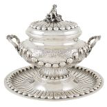 A silver tureen with its presentoire Italy, 20th century peso 2540 gr.