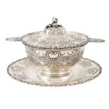 A silver tureen with its tray Italy, 20th century peso 1900 gr.