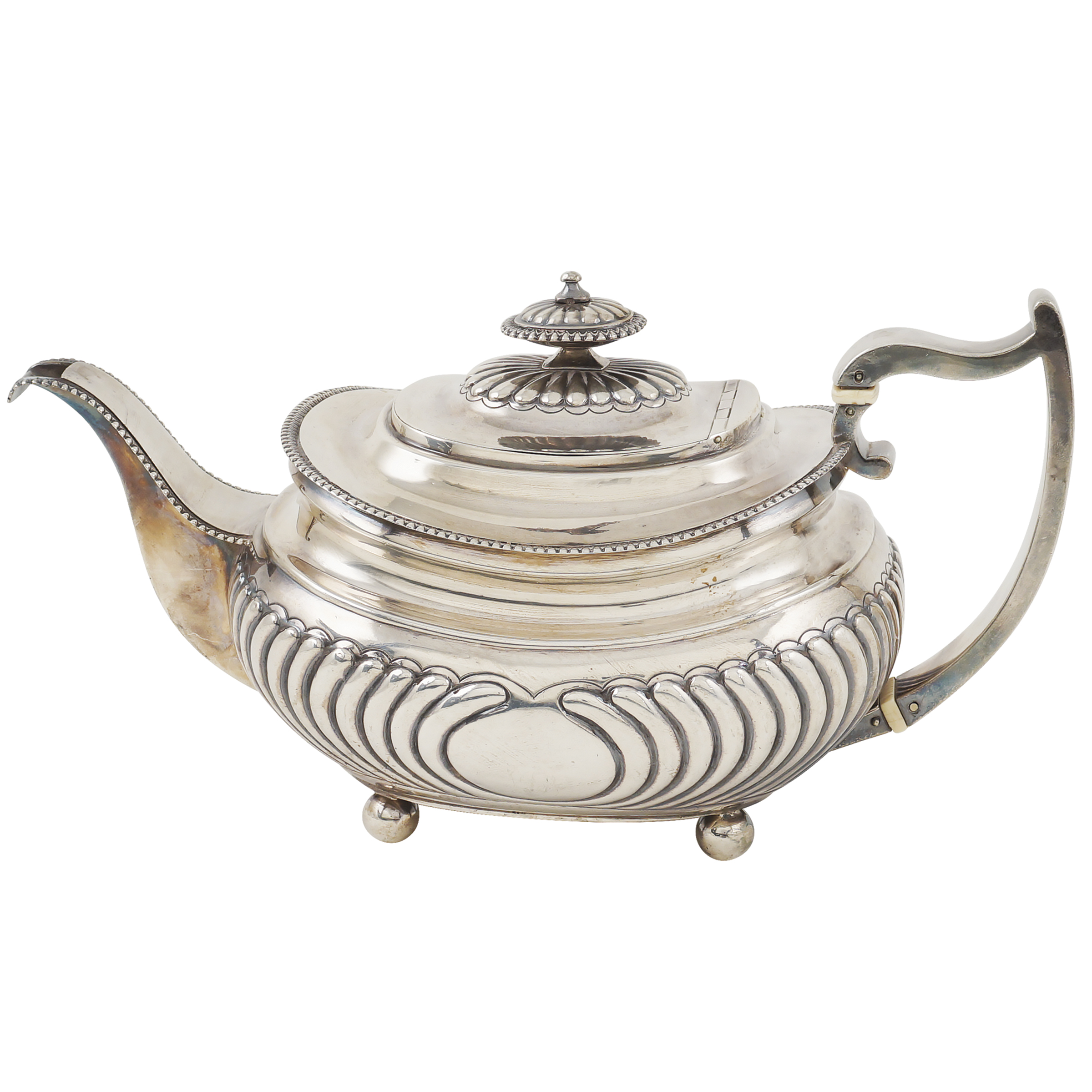 A silver teapot London, George III 1814 peso 656 gr.