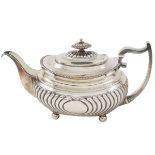 A silver teapot London, George III 1814 peso 656 gr.