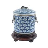 A porcelain pot with lid China, Jiaqing period (1796-1820) 17x16 cm.