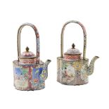 A pair of teapots in cloisonnŠ enamel China, Canton, Qialong (1736 - 1795) 18x13x9 cm.