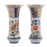 A pair of small porcelain Imari vases China, 19th century h. 19,5 cm.