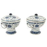 A pair of Chinese porcelain tureens 19th century h. 20 cm.