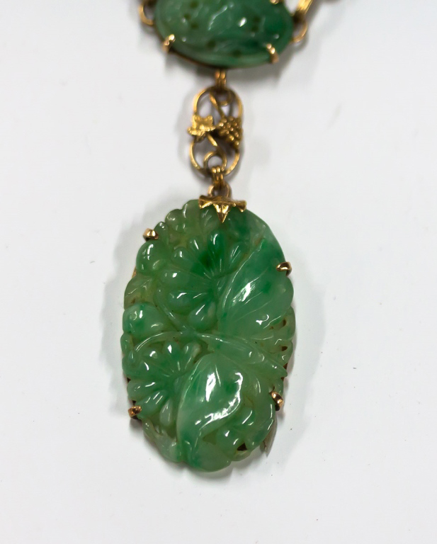 Carved Jade and Gold Necklace. Carved Jade and Gold Necklace. Wearable L 17 1/2"; Pendant: 1 1/4" - Bild 2 aus 2