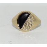 A 9 carat gold men's jet signet ring, size Q.