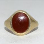A 9 carat gold men's signet ring with Cornelian centre stone, size R.