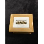 A 22ct gold band (3 grams).