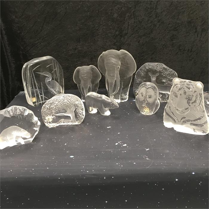 A good collection of Ten Krona flat back glass animals including a deer, stork, lion, polar bears,