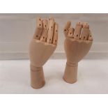 2 x artist model wood hands. (R3)