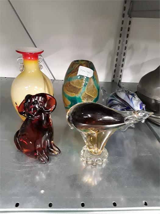 Five pieces of coloured glass to include two vases and three animals.