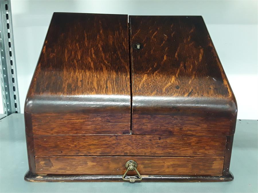 A vintage small oak writing box. - Image 3 of 3