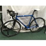 A Cannondale R800 aluminium road bike. Shimano 105 groupset, Look clipless pedals and carbon fibre