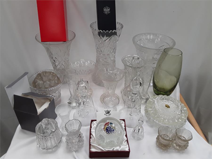 Glassware to include sweet jars, vases and other items.