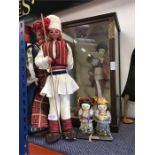 A model of a Geisha woman in display cabinet, with other figures.