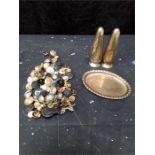 A quantity of buttons bakerlite, brass and Maltese cross engraved casters items.