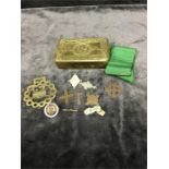 A 1914 Christmas tin containing containing various badges and medallions and a 9ct gold brooch.