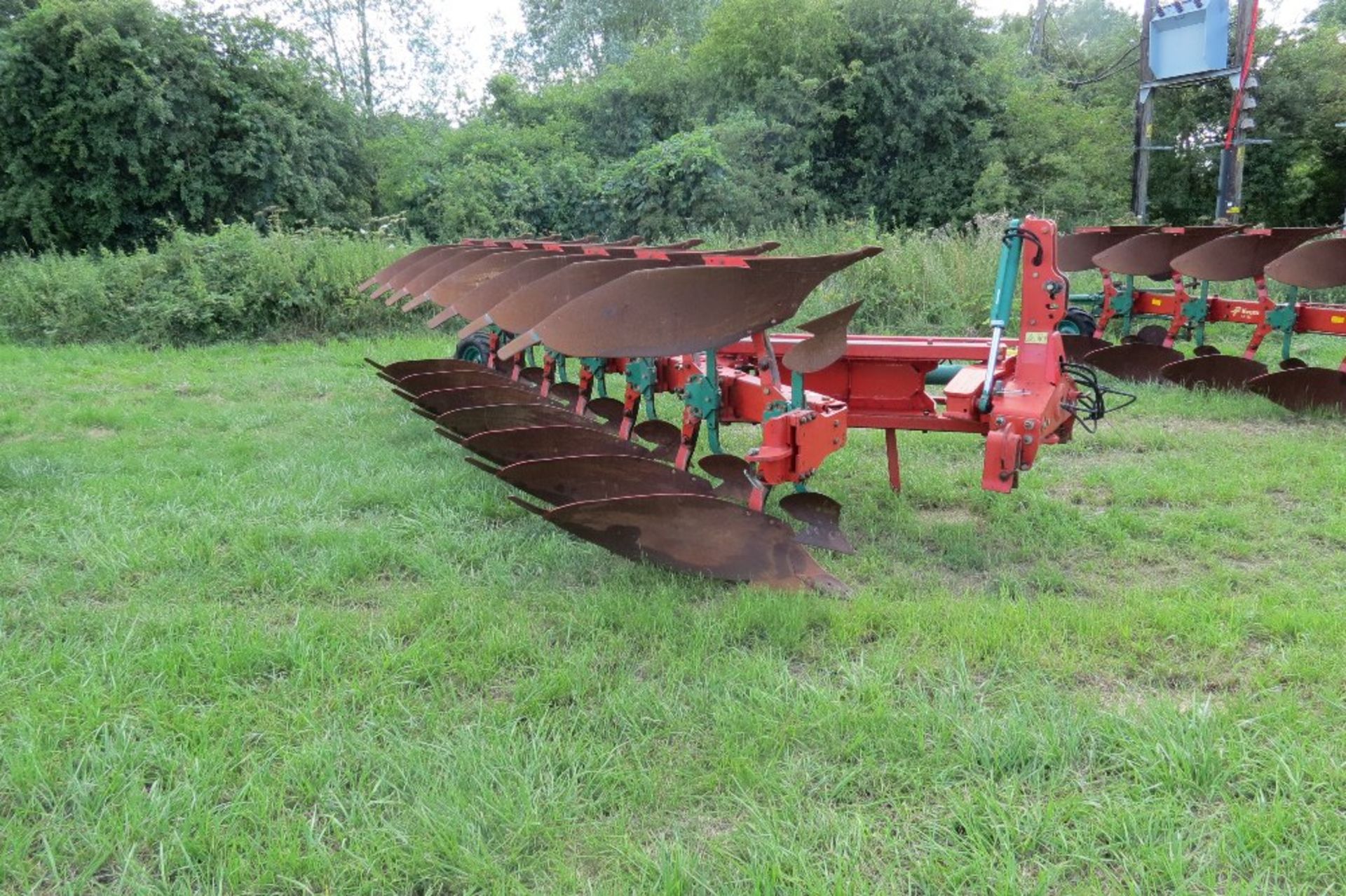 Kverneland L085 7 Furrow Plough, Manual vari - width, Skimmers, Knock off points, - Image 2 of 7