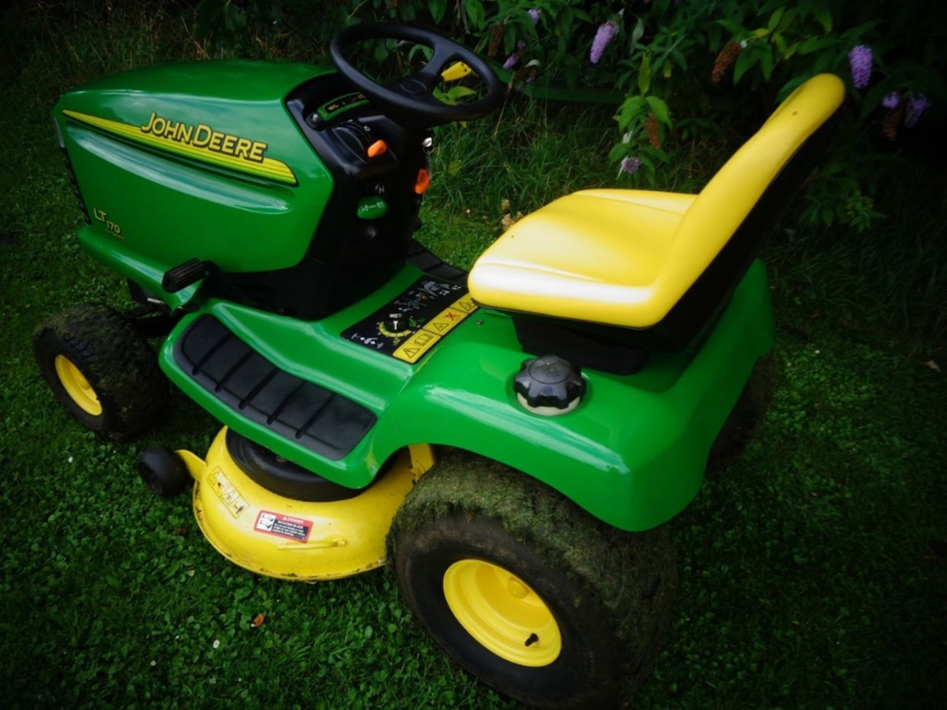 John Deere LT170 Ride on Mulch Mower with a 42 Inch Freedom deck. - Image 2 of 5